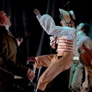 Promotion bild till Teater Hallands nytänkande uppsättning av Jane Austins Stolthet och Fördom. Fem män i georgisk kostym står i en vacker sal med äldre kristallkrona.