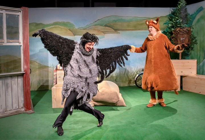 Skådespelare iförd kråkkostym och kodräkt på scen i Teater Västernorrlands uppsättning av Mamma Mu och Kråkan.