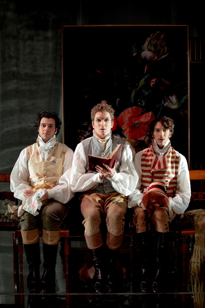 Affisch bild till Teater Hallands nytänkande uppsättning av Jane Austins Stolthet och Fördom. Fem män i georgisk kostym står i en växtfylld arkad.