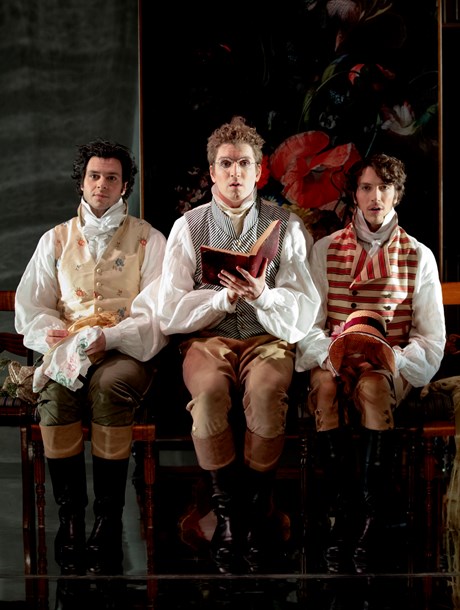 Promotion bild till Teater Hallands nytänkande uppsättning av Jane Austins Stolthet och Fördom. Fem män i georgisk kostym ligger i en himmelssäng.