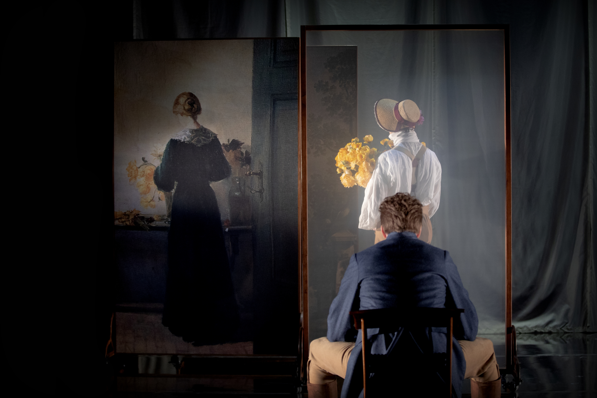 Affisch bild till Teater Hallands nytänkande uppsättning av Jane Austins Stolthet och Fördom. Fem män i georgisk kostym står i en växtfylld arkad.