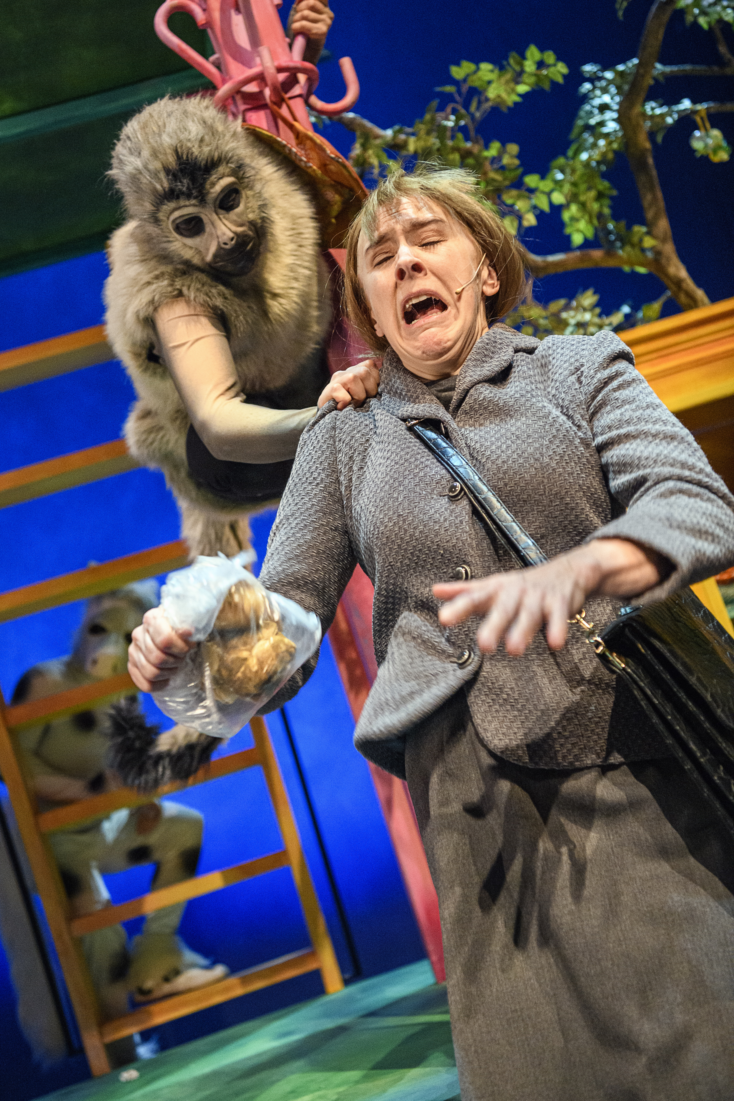 Föreställningsbild från Teater Västernorrlands uppsättning av Astrid Lindgrens Pippi Långstrump. Prusiluskan blir skrämd av Herr Nilsson.