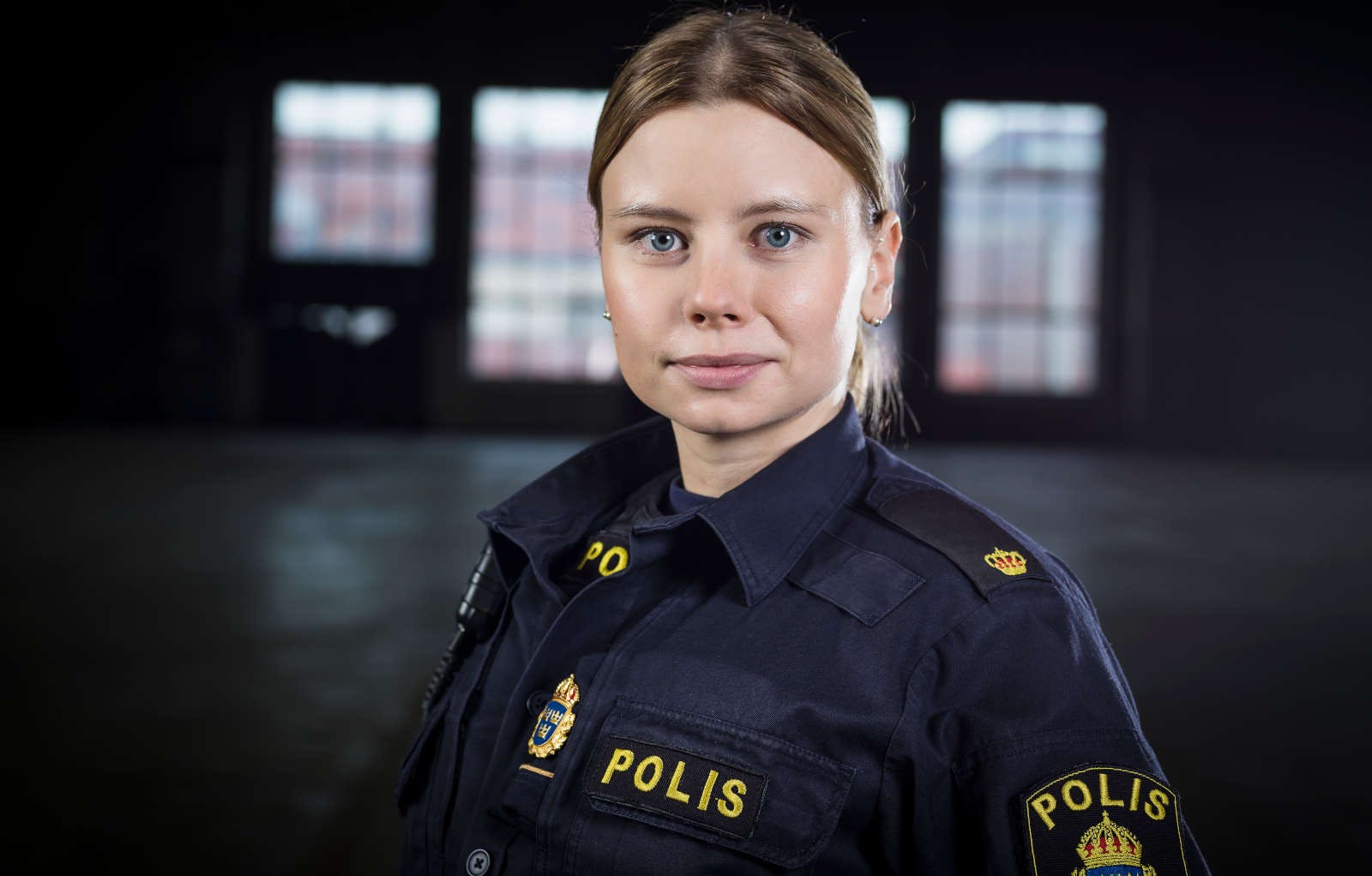 Ung kvinna i polisuniform