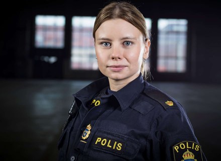 Ung kvinna i polisuniform