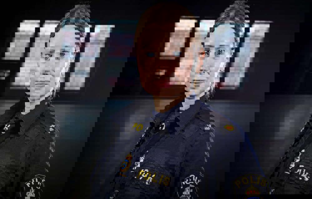 Ung kvinna i polisuniform