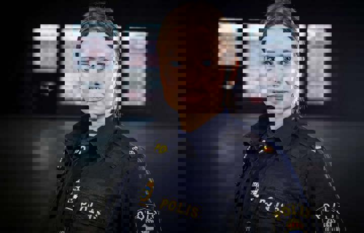 Ung kvinna i polisuniform