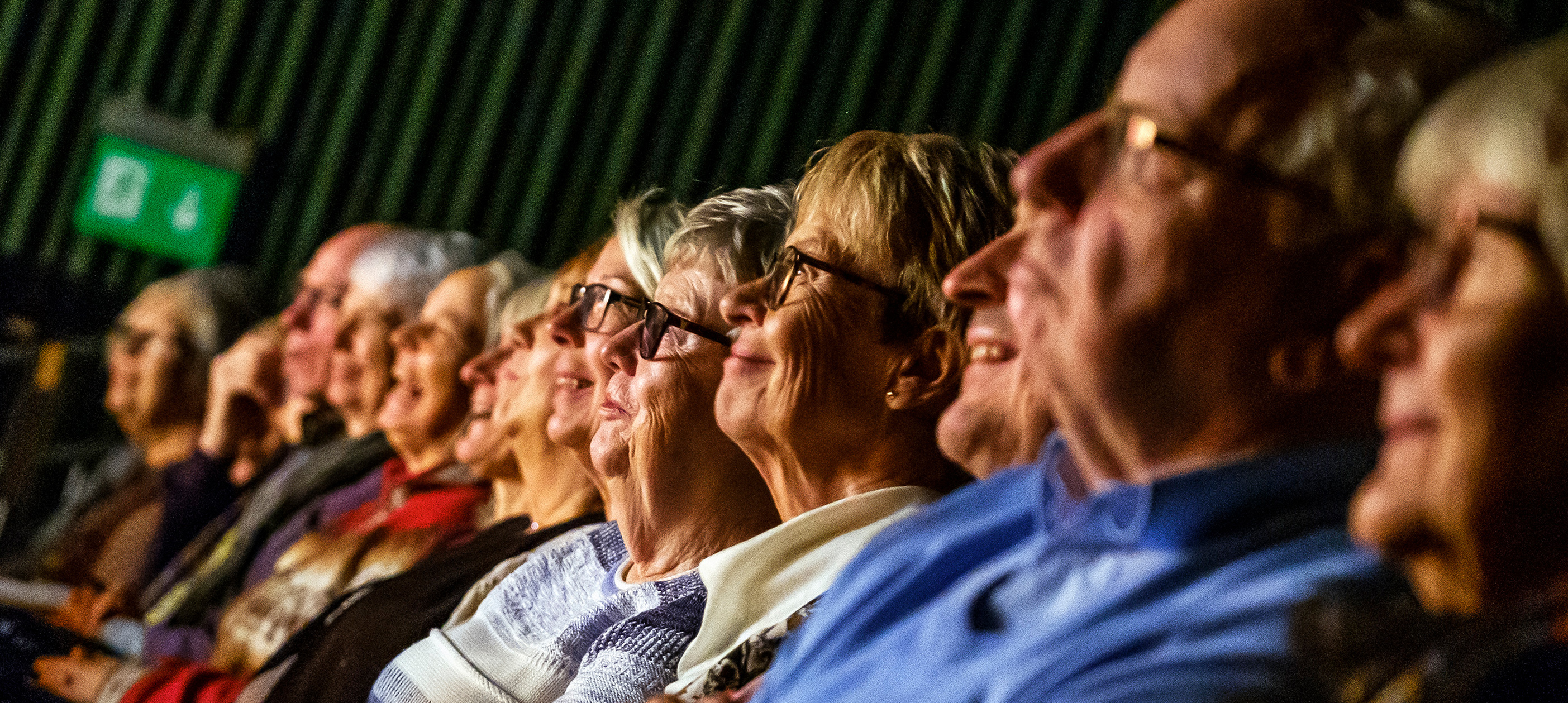 Underhållen publik på teaterföreställning med Teater Västernorrland