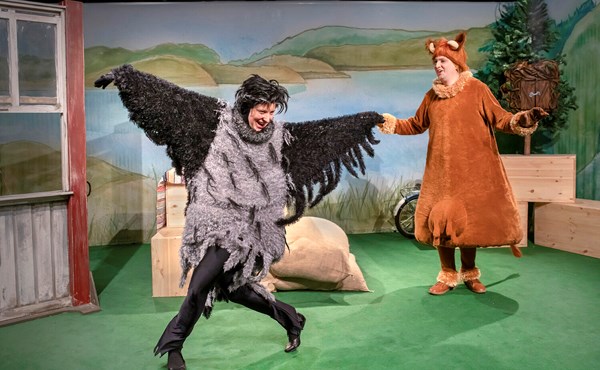 Skådespelare iförd kråkkostym och kodräkt på scen i Teater Västernorrlands uppsättning av Mamma Mu och Kråkan.