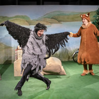 Skådespelare iförd kråkkostym och kodräkt på scen i Teater Västernorrlands uppsättning av Mamma Mu och Kråkan.