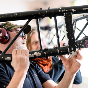 Trappräcke i trä med texten "Höger nere" bakom scen på teater.