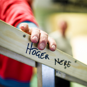 Trappräcke i trä med texten "Höger nere" bakom scen på teater.