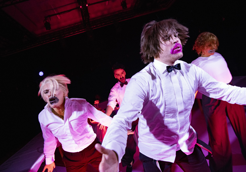 Föreställningsbild till Saker vi äter när ingen ser på av Folkteatern Gävleborg och Teater Västernorrland
