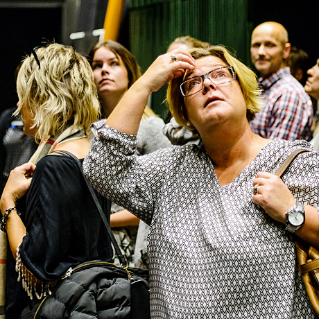 Besökare på rundvandring backstage innan föreställning på Teater Västernorrland i Sundsvall