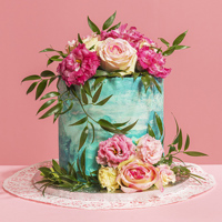 Vackert tårta dekorerad med blommor och växter. Inför Teater Västernorrlands föreställning Tårtbagaren