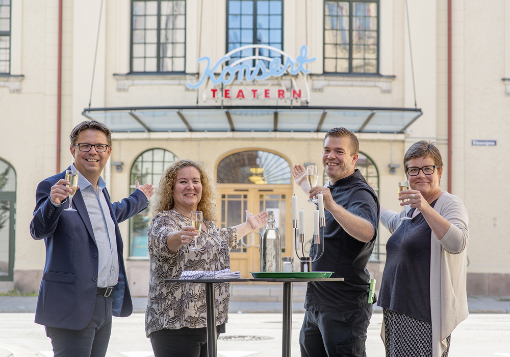 Medarbetare från Teater Västernorrland och restaurangen Foajén står utanför Konsertteatern och ler välkomnande.