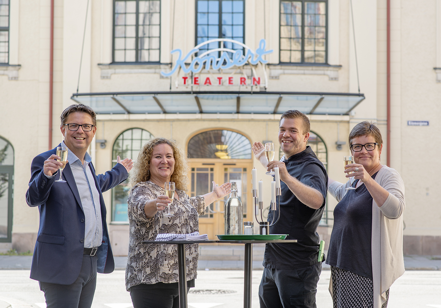Medarbetare från Teater Västernorrland och restaurangen Foajén står utanför Konsertteatern och ler välkomnande.