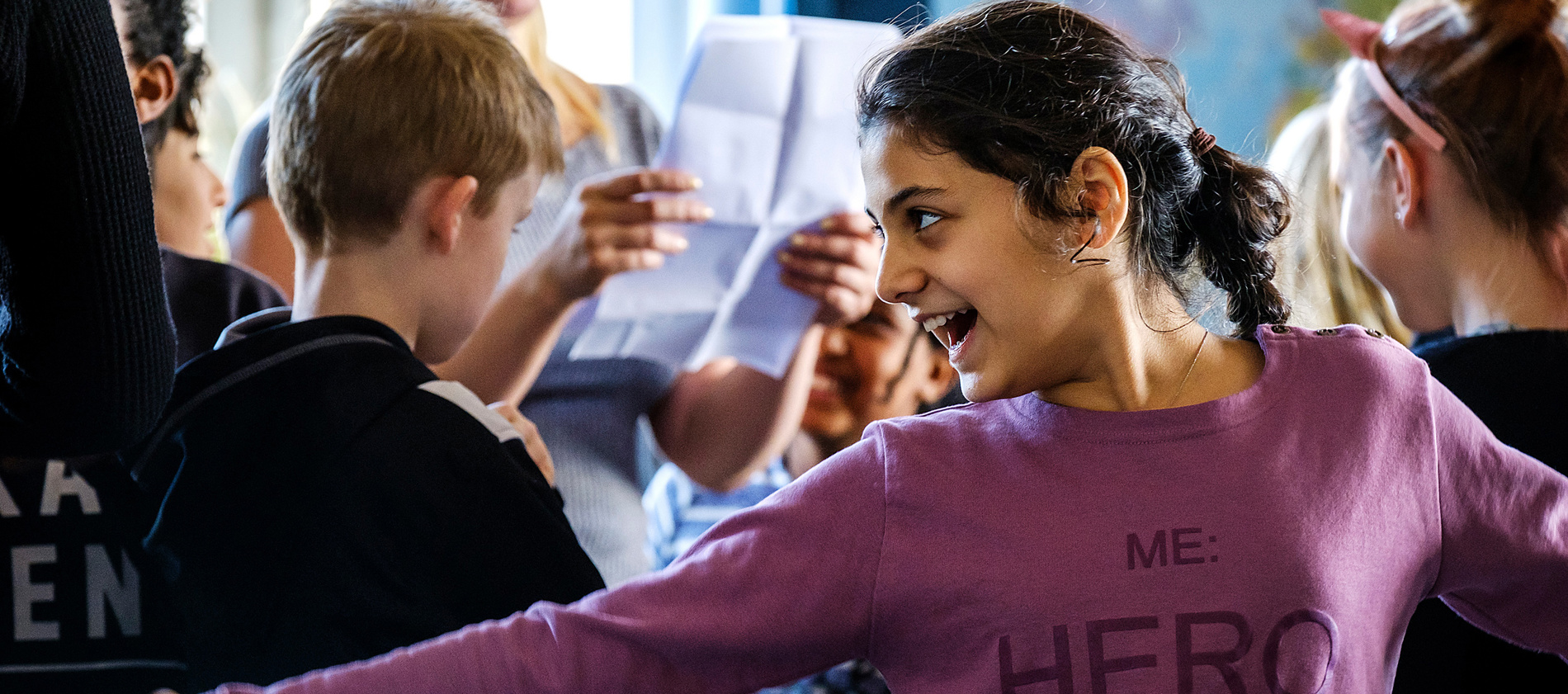 Skolbarn deltar i teaterworkshop med Teater Västernorrland