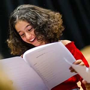 Ung tjej läser manus under teaterworshop