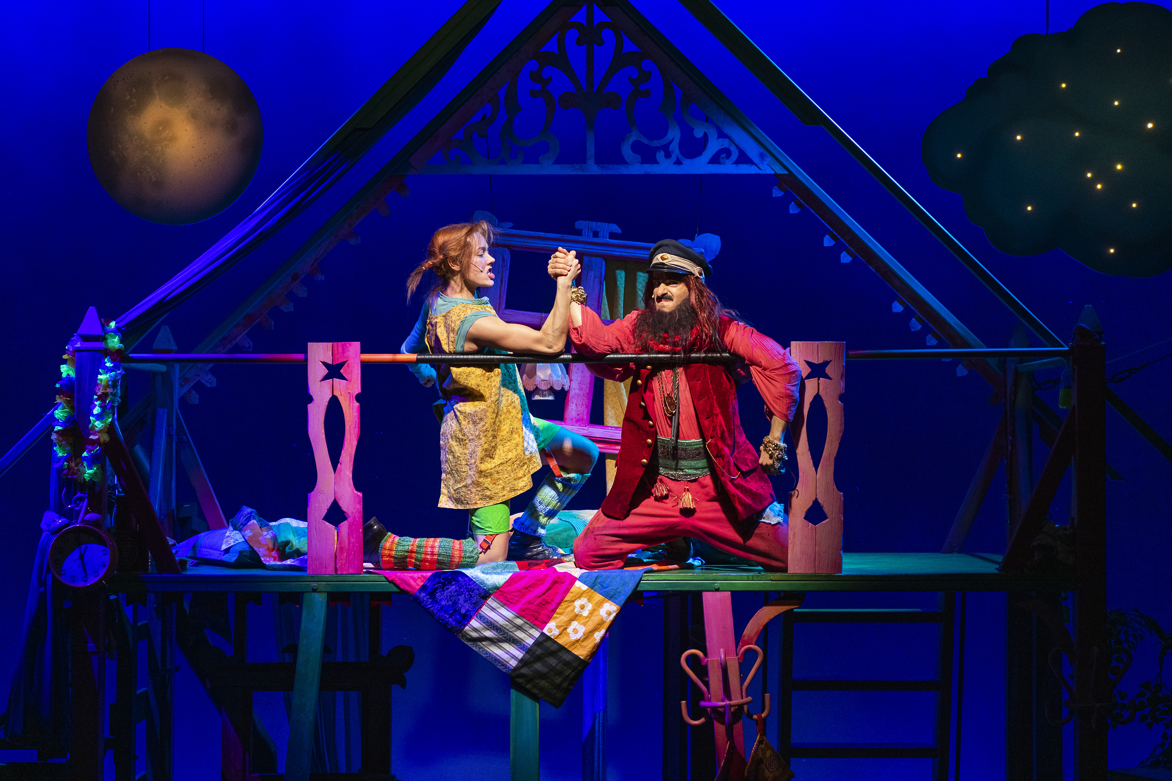 Föreställningsbild från Teater Västernorrlands uppsättning av Astrid Lindgrens Pippi Långstrump. Pippi och Pippis pappa gör high-five i Villa Villerkulla