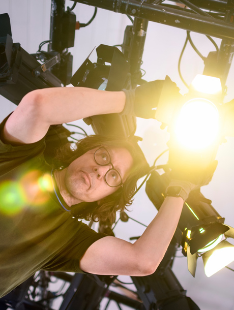 Scenarbetare med hammare bygger scen inför föreställning