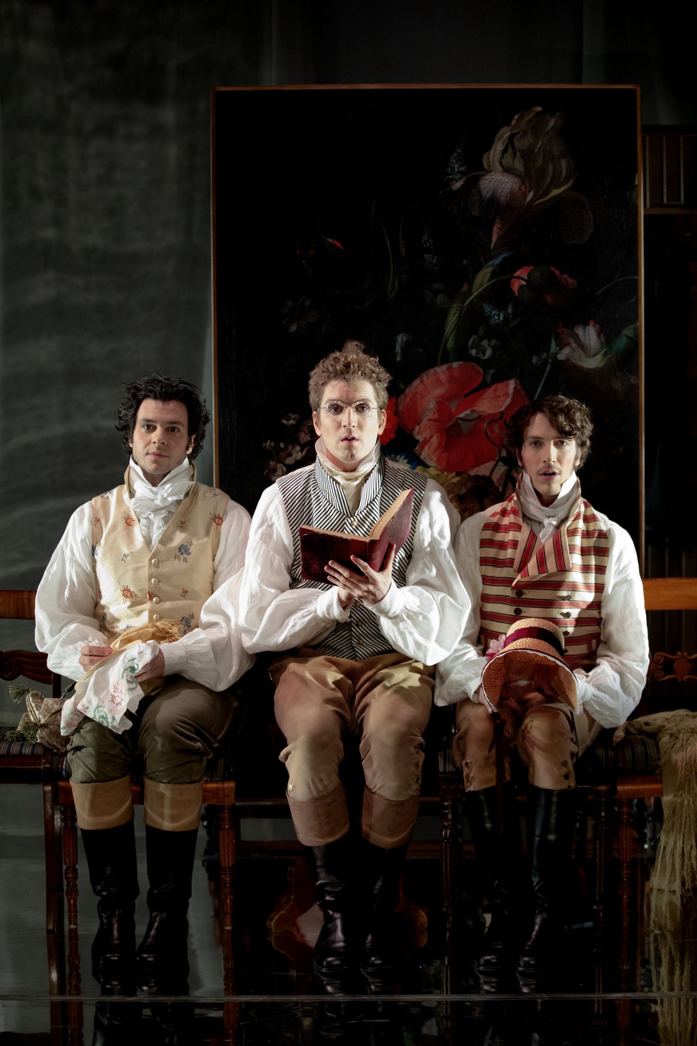 Affisch bild till Teater Hallands nytänkande uppsättning av Jane Austins Stolthet och Fördom. Fem män i georgisk kostym står i en växtfylld arkad.