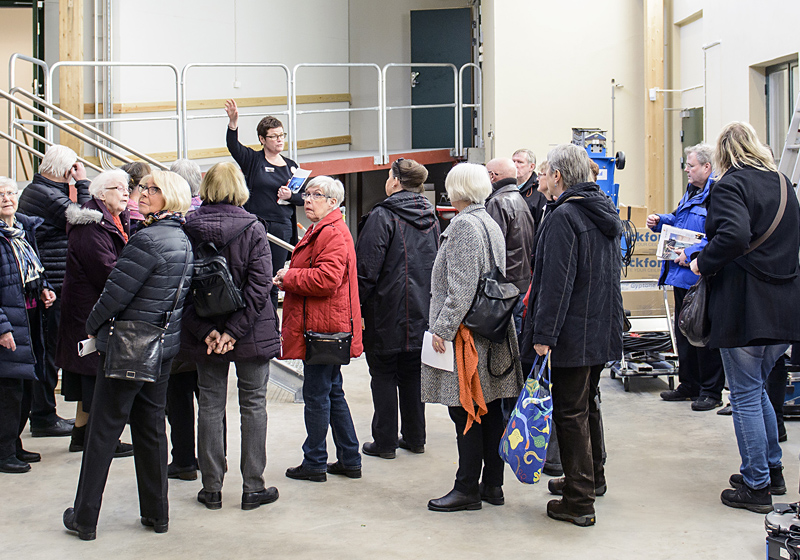Publik får guidad tur backstage på Teater Västernorrland i Sundsvall.