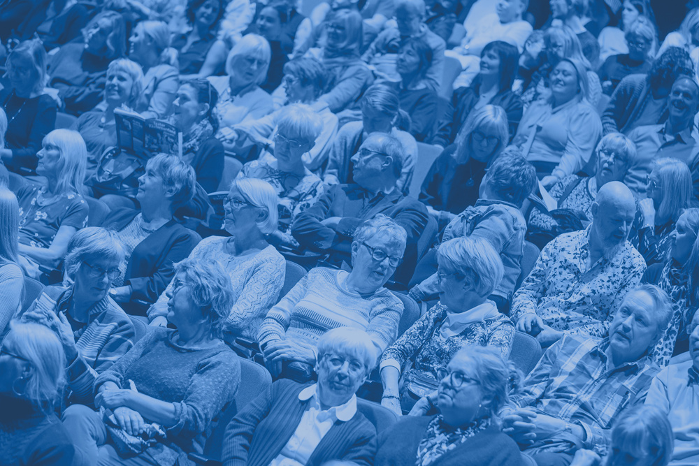 Spänd publik inför föreställning på Teater Västernorrland