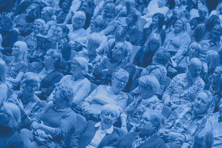 Spänd publik inför föreställning på Teater Västernorrland